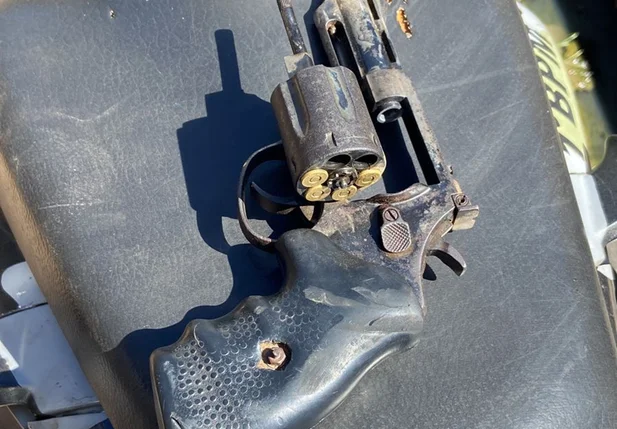 Um dos suspeitos carregava um revólver calibre 38 com quatro munições