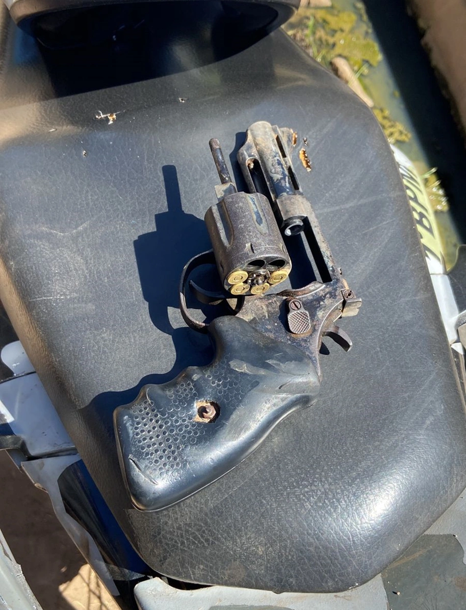 Um dos suspeitos carregava um revólver calibre 38 com quatro munições