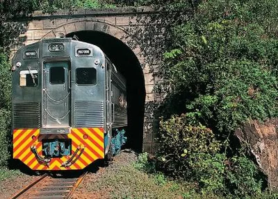 Um trem com quase mil passageiros ficou preso na Serra do Mar, no litoral do Paraná, na quinta-feira (13)