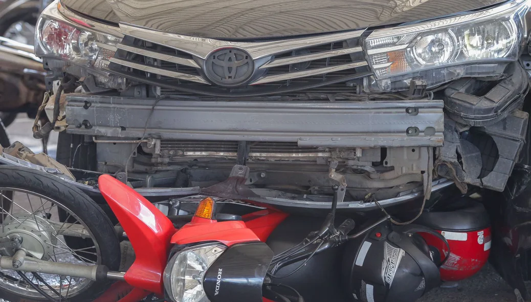 Uma das cinco motocicletas atingidas foi parar embaixo do Corolla