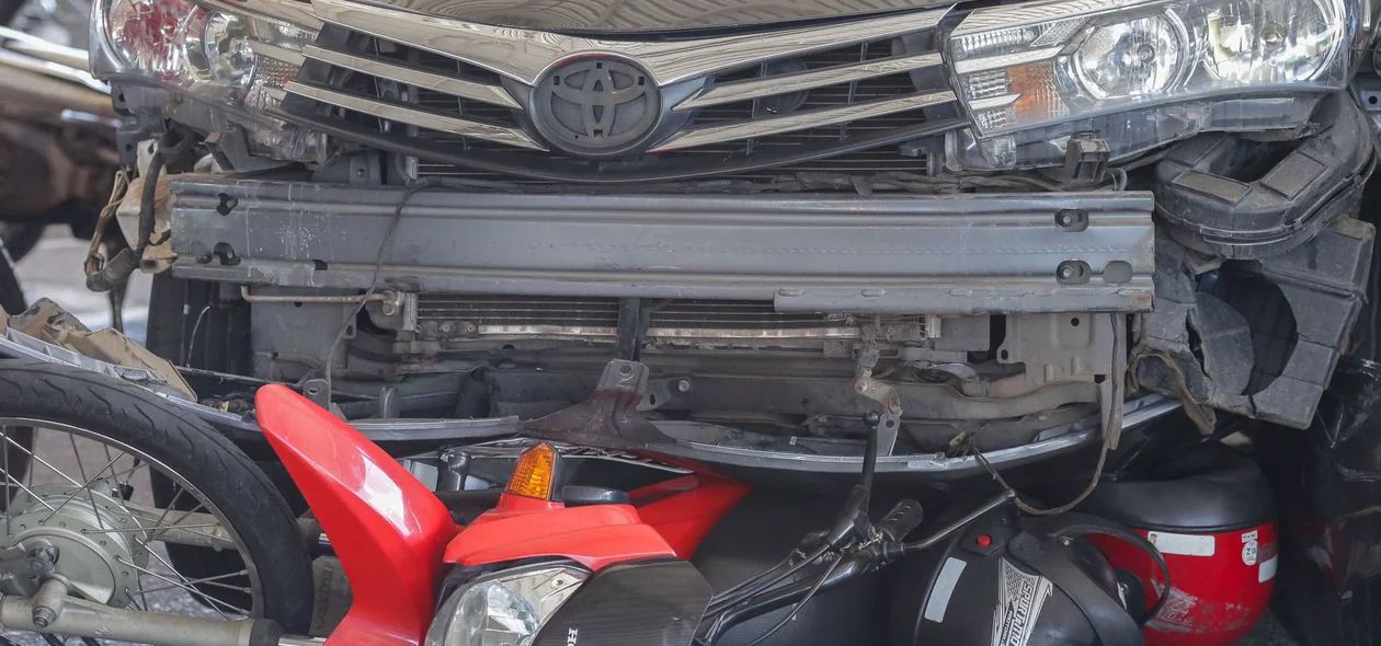 Uma das cinco motocicletas atingidas foi parar embaixo do Corolla