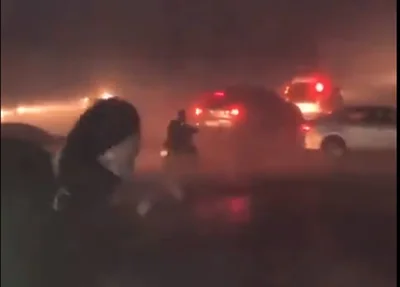 Uma placa atingiu um carro que estava parado no trânsito durante a passagem do ciclone em Chapecó (SC)