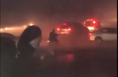 Uma placa atingiu um carro que estava parado no trânsito durante a passagem do ciclone em Chapecó (SC)