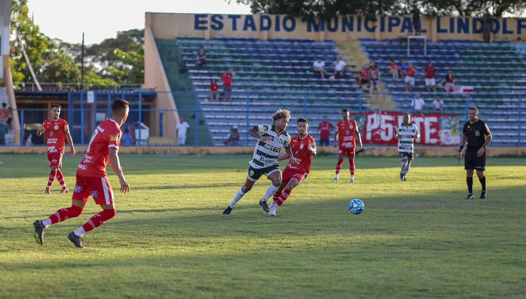 Valderrama, criando jogada para o Altos contra o América-RN