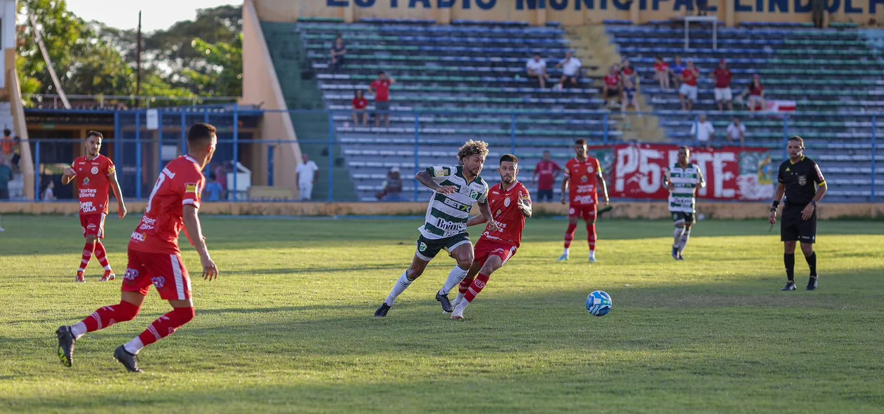 Valderrama, criando jogada para o Altos contra o América-RN
