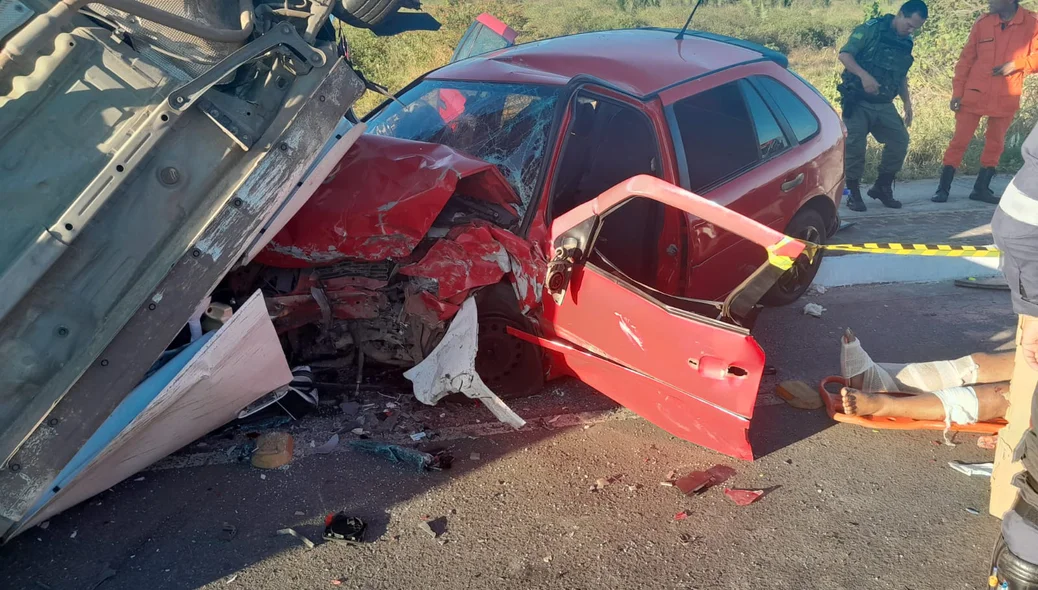 Veículos ficam destruídos após batida na avenida Poti Velho