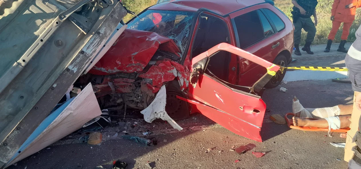 Veículos ficam destruídos após batida na avenida Poti Velho