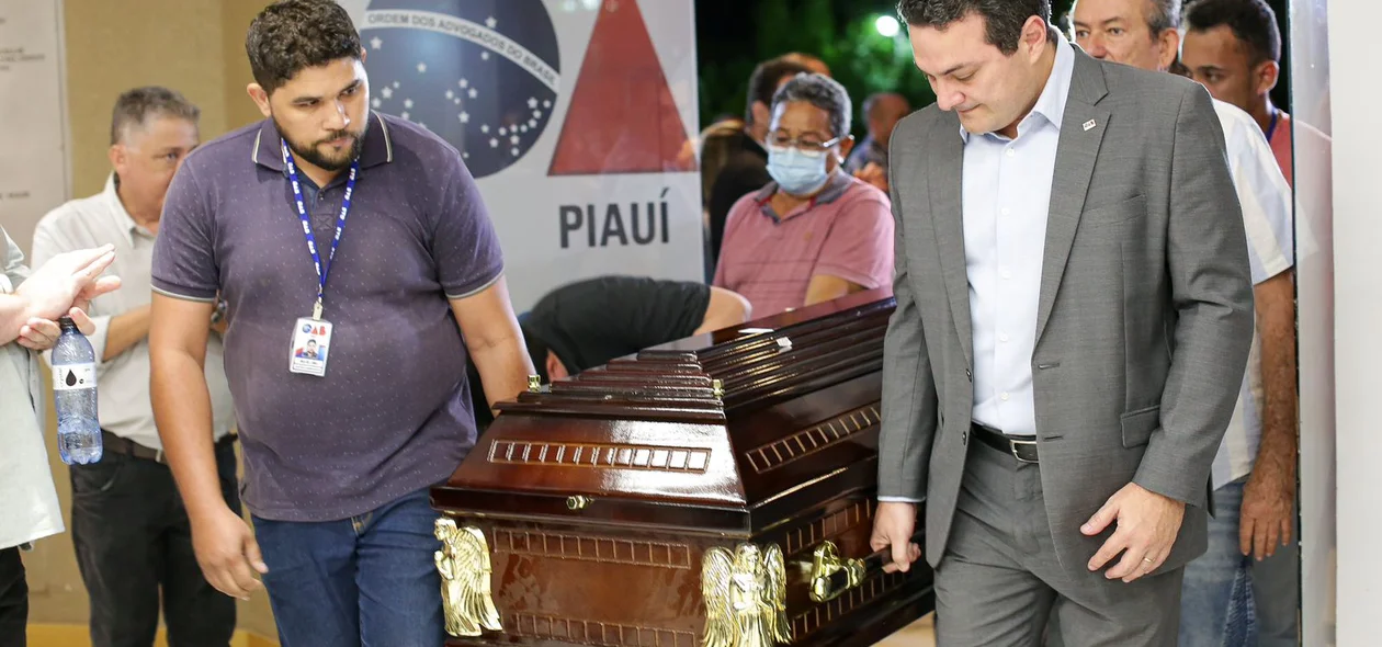 Familiares no velório do ex-presidente da OAB-PI Celso Barros Coelho