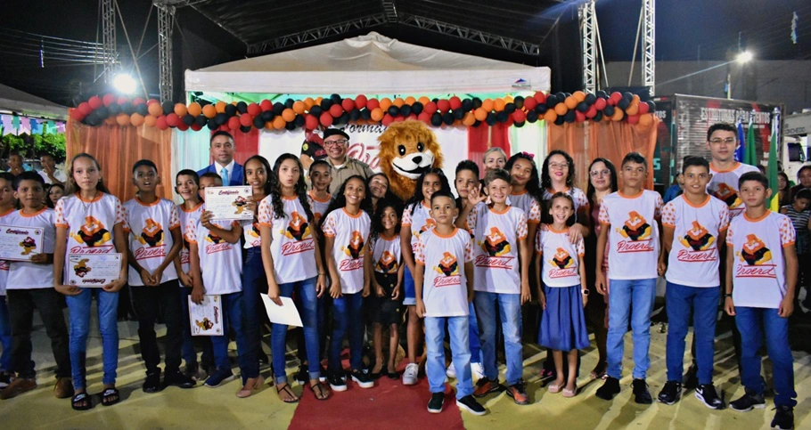 Vera Mendes realiza formatura do Programa de Resistência às Drogas e à Violência