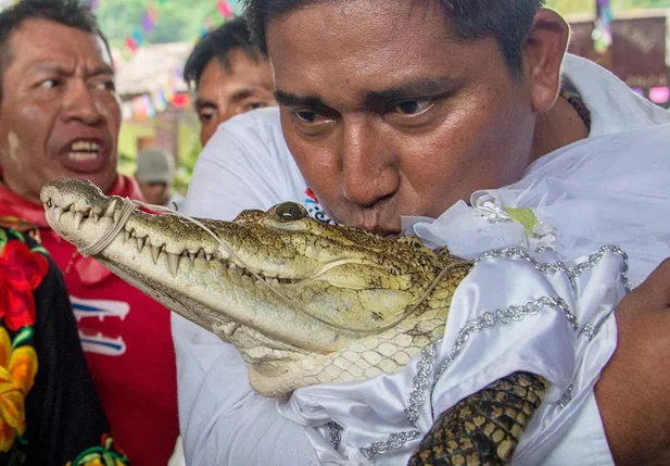 Víctor Hugo Sosa selou o casamento com um beijo no animal