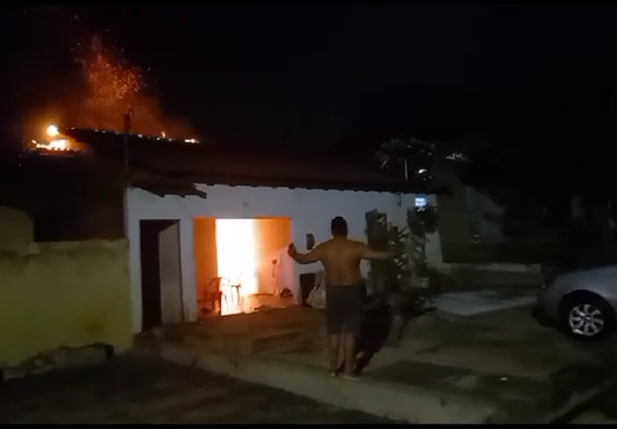 Vídeo registrado por moradores, mostra o momento do incêndio