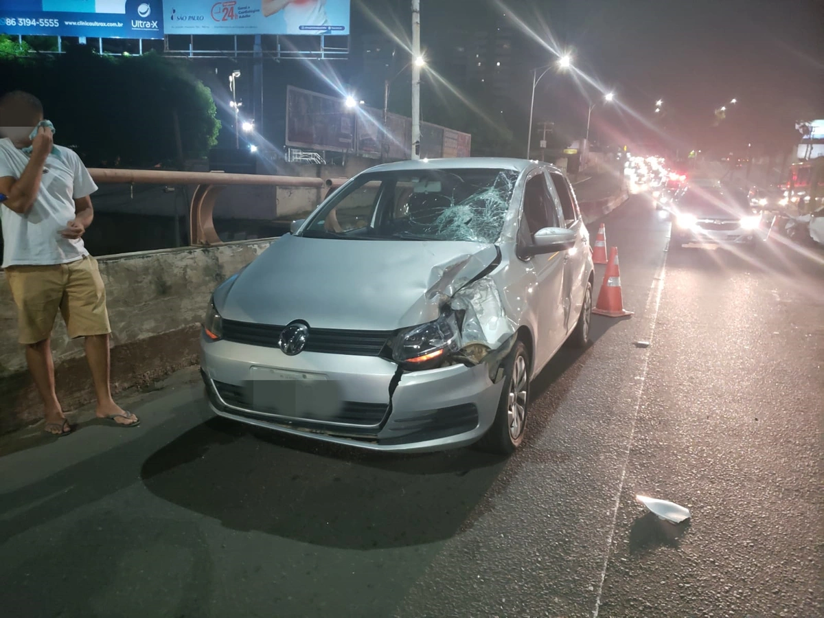 Volkswagen foi atingido por carro que capotou