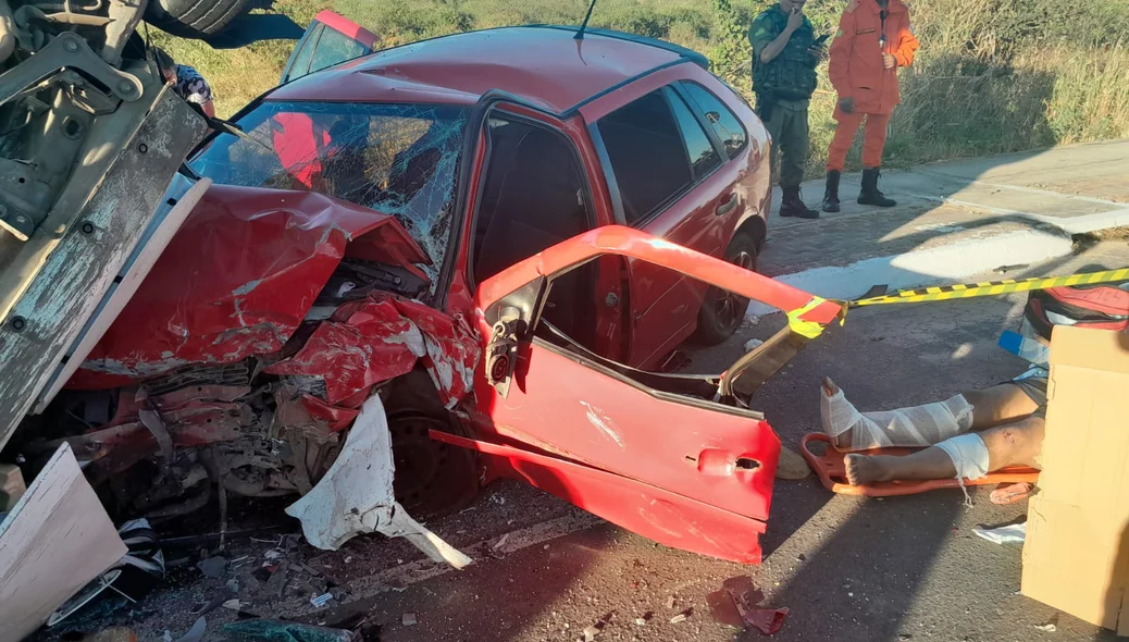 Volkswagen Gol ficou totalmente destruído