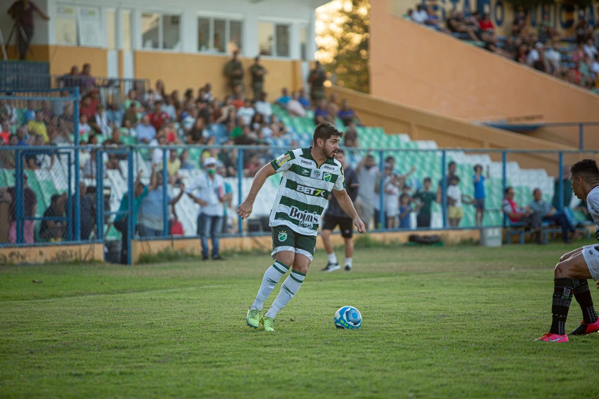 Yan tentando o ataque para o Altos na partida contra o Botafogo-PB