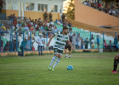 Yan tentando o ataque para o Altos na partida contra o Botafogo-PB