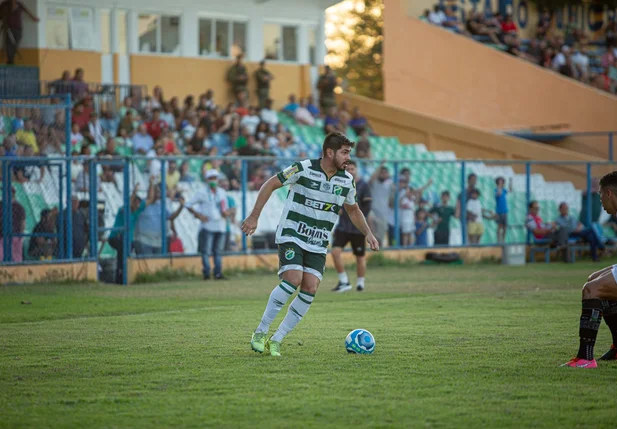 Yan tentando o ataque para o Altos na partida contra o Botafogo-PB