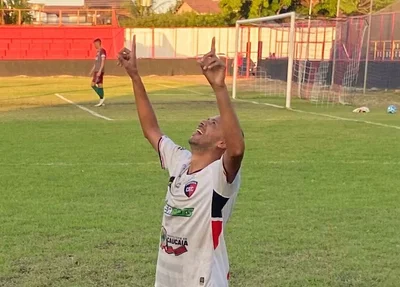 Zazá comemora gol em cima do Fluminense-PI