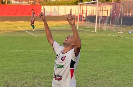 Zazá comemora gol em cima do Fluminense-PI