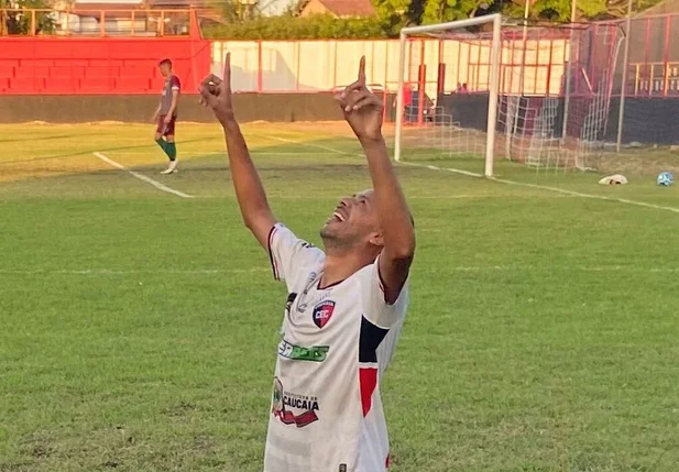 Zazá comemora gol em cima do Fluminense-PI