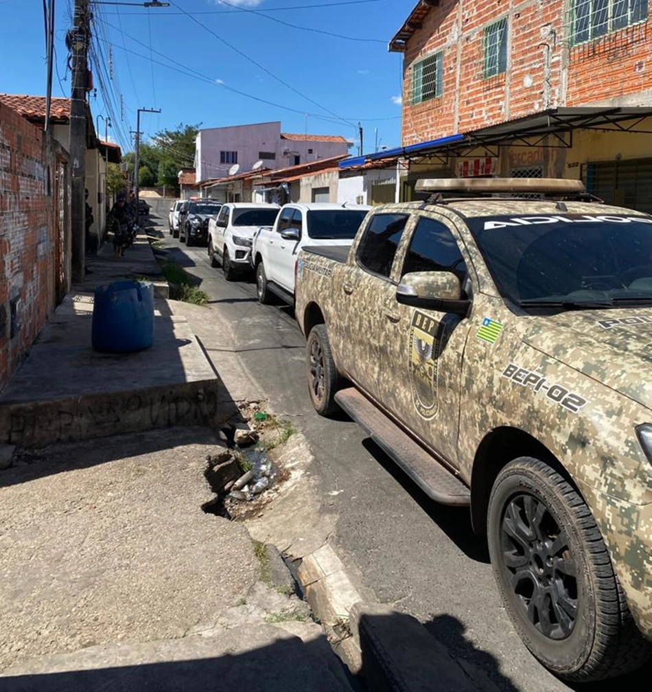 A operação foi realizada através do Departamento de Roubos e Furtos de Veículos (DRFV), que teve apoio da DENARC, DRACO, DP de Nazária, RONE, BOPE, ROCAM e CANIL PM.