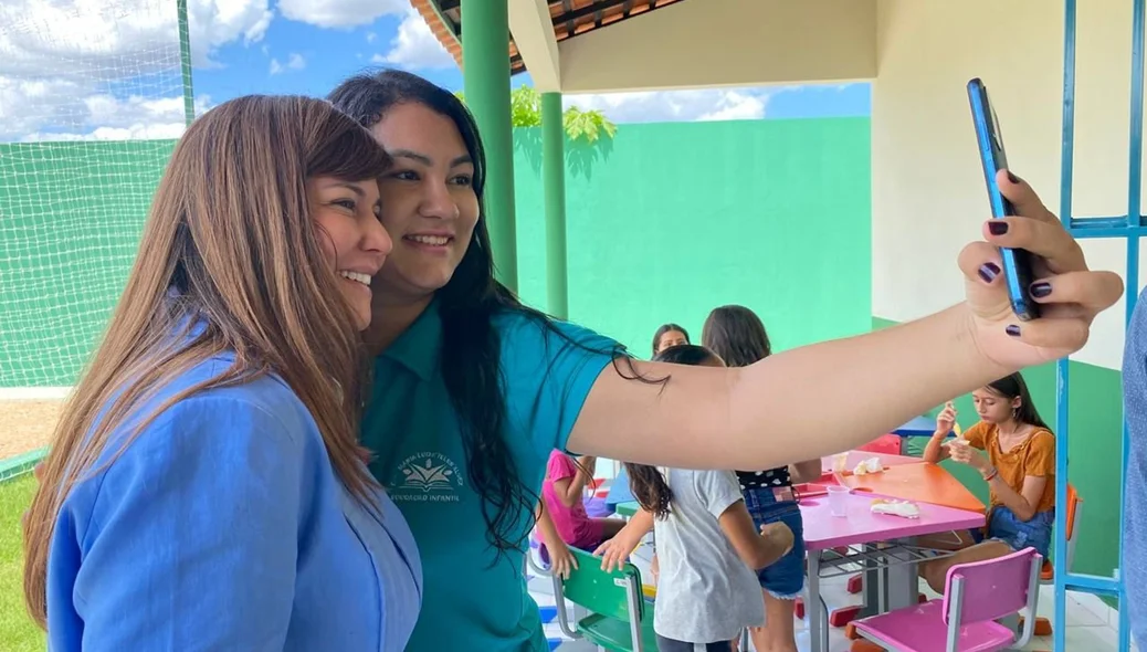 A prefeita de Esperantina tirou foto com algumas pessoas presentes