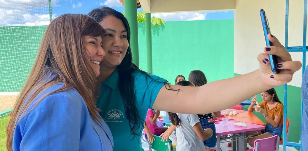 A prefeita de Esperantina tirou foto com algumas pessoas presentes