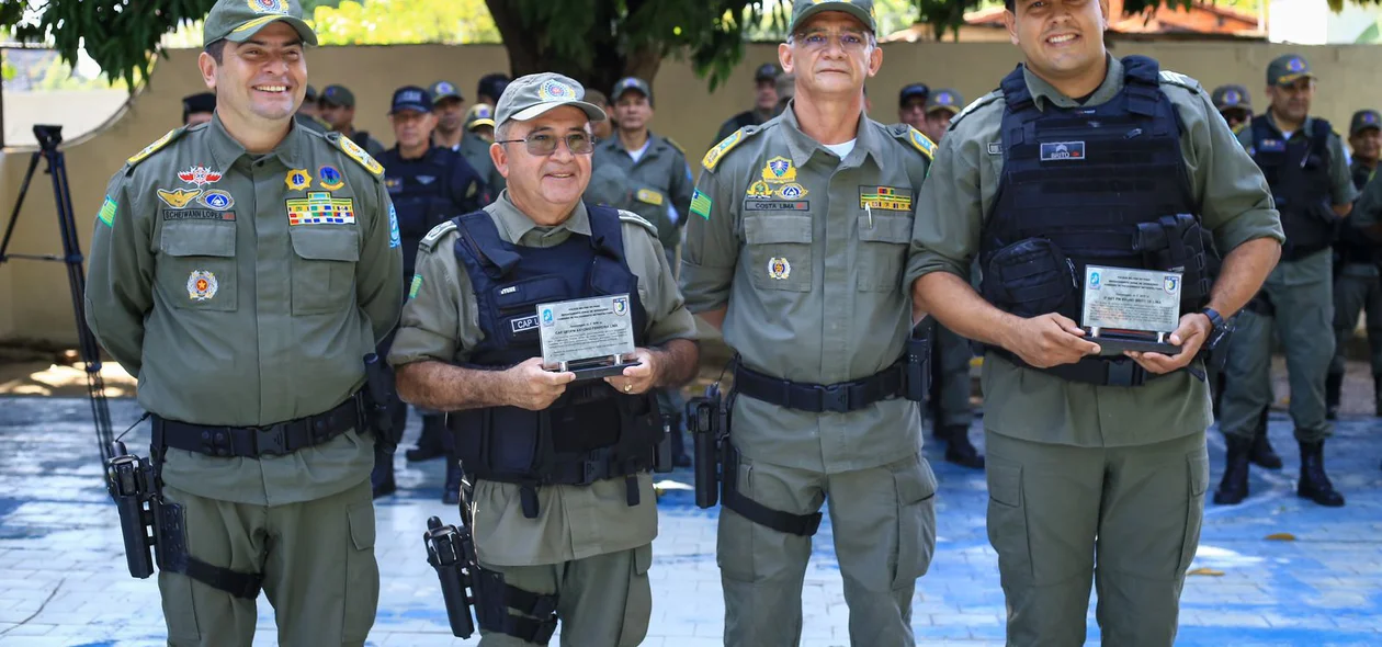 A solenidade homenageou oficiais pelos serviços prestados