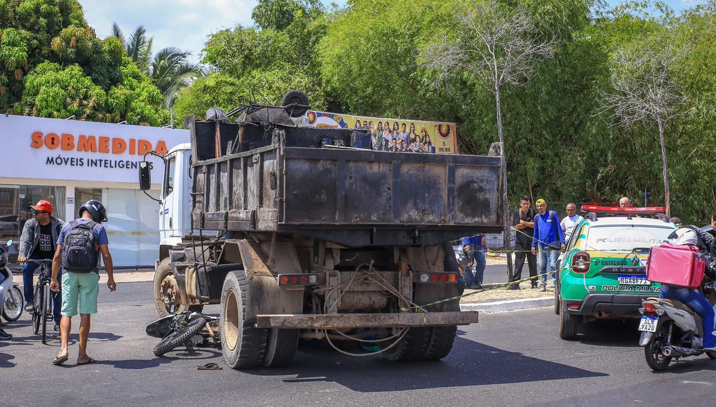Acidente chamou atenção de curiosos no local