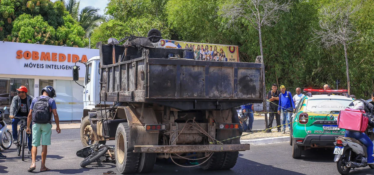 Acidente chamou atenção de curiosos no local