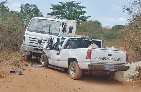 Acidente entre carro e caminhão deixa o irmão de Valdeci Cavalcante morto