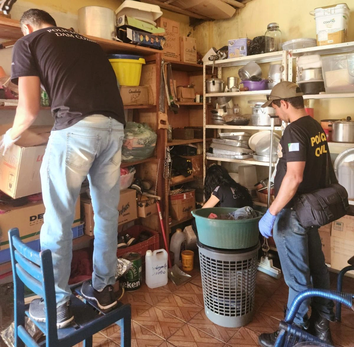 Agentes da Polícia Civil de Mato Grosso do Sul cumprindo mandado de busca e apreensão onde a comida foi preparada