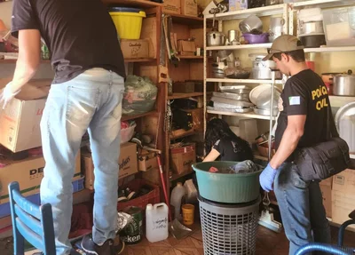 Agentes da Polícia Civil de Mato Grosso do Sul cumprindo mandado de busca e apreensão onde a comida foi preparada