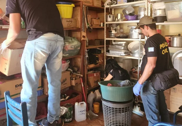 Agentes da Polícia Civil de Mato Grosso do Sul cumprindo mandado de busca e apreensão onde a comida foi preparada