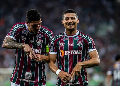 André e Nino comemoram gol contra o Olimpia