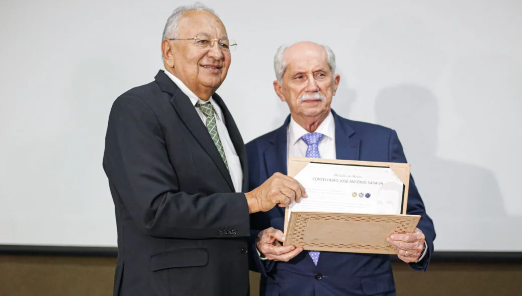 Antônio Reis de Jesus Nolleto recebendo medalha
