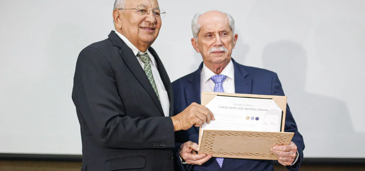 Antônio Reis de Jesus Nolleto recebendo medalha