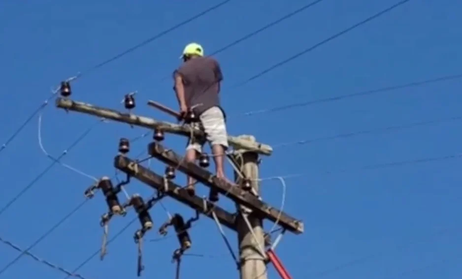 Após 24h, homem que fugia da PM desce de poste em MG