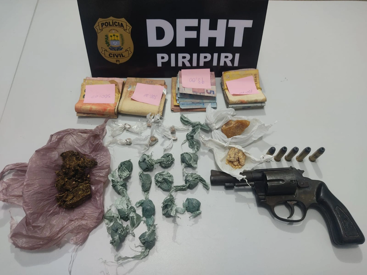 Arma e drogas apreendidas