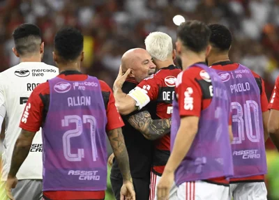 Arrascaeta marca, garante Fla na final e comemora com o grupo