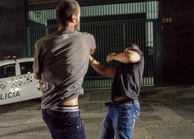 Arthur do Val sendo agredido