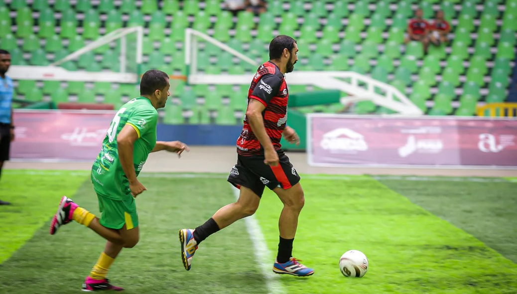 Athirson tentando o ataque para as lendas do Flamengo