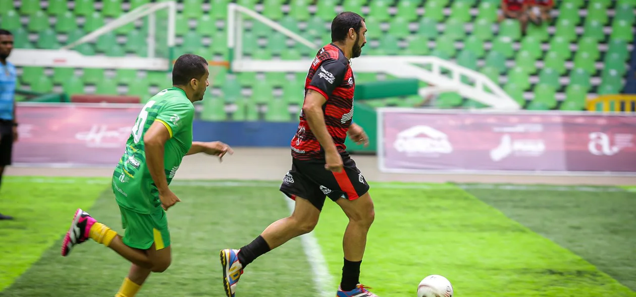 Athirson tentando o ataque para as lendas do Flamengo