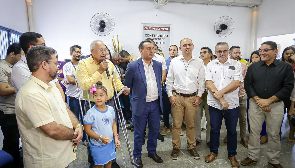 Autoridades na inauguração do CMEI Peixe Vivo