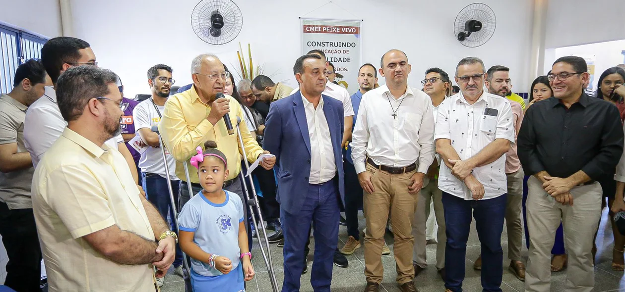 Autoridades na inauguração do CMEI Peixe Vivo