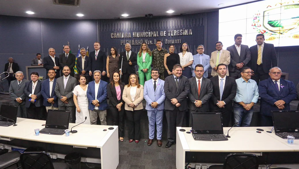Autoridades presentes em sessão solene na Câmara Municipal