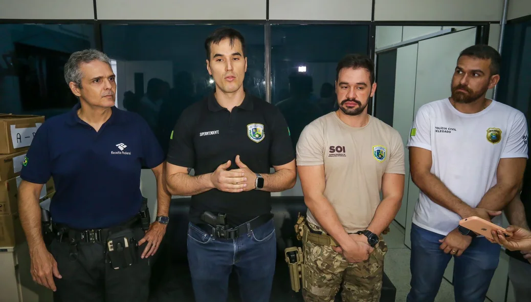 Autoridades que participaram da operação presentes durante coletiva de imprensa