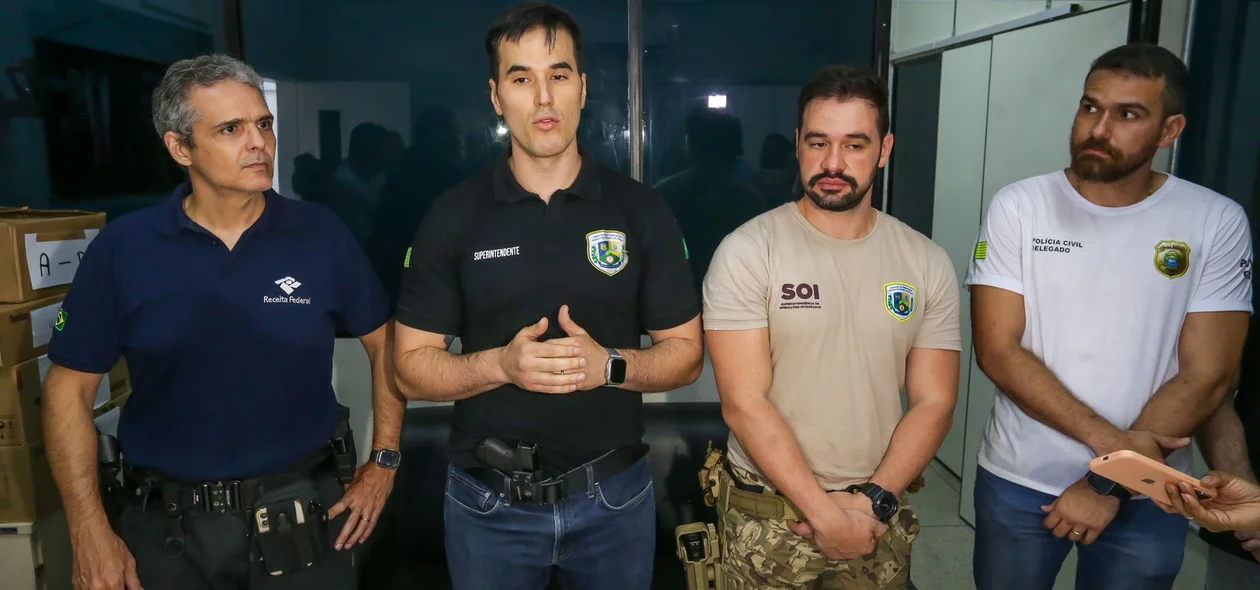 Autoridades que participaram da operação presentes durante coletiva de imprensa