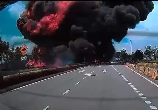 Avião cai em rodovia e mata 10 pessoas na Malásia