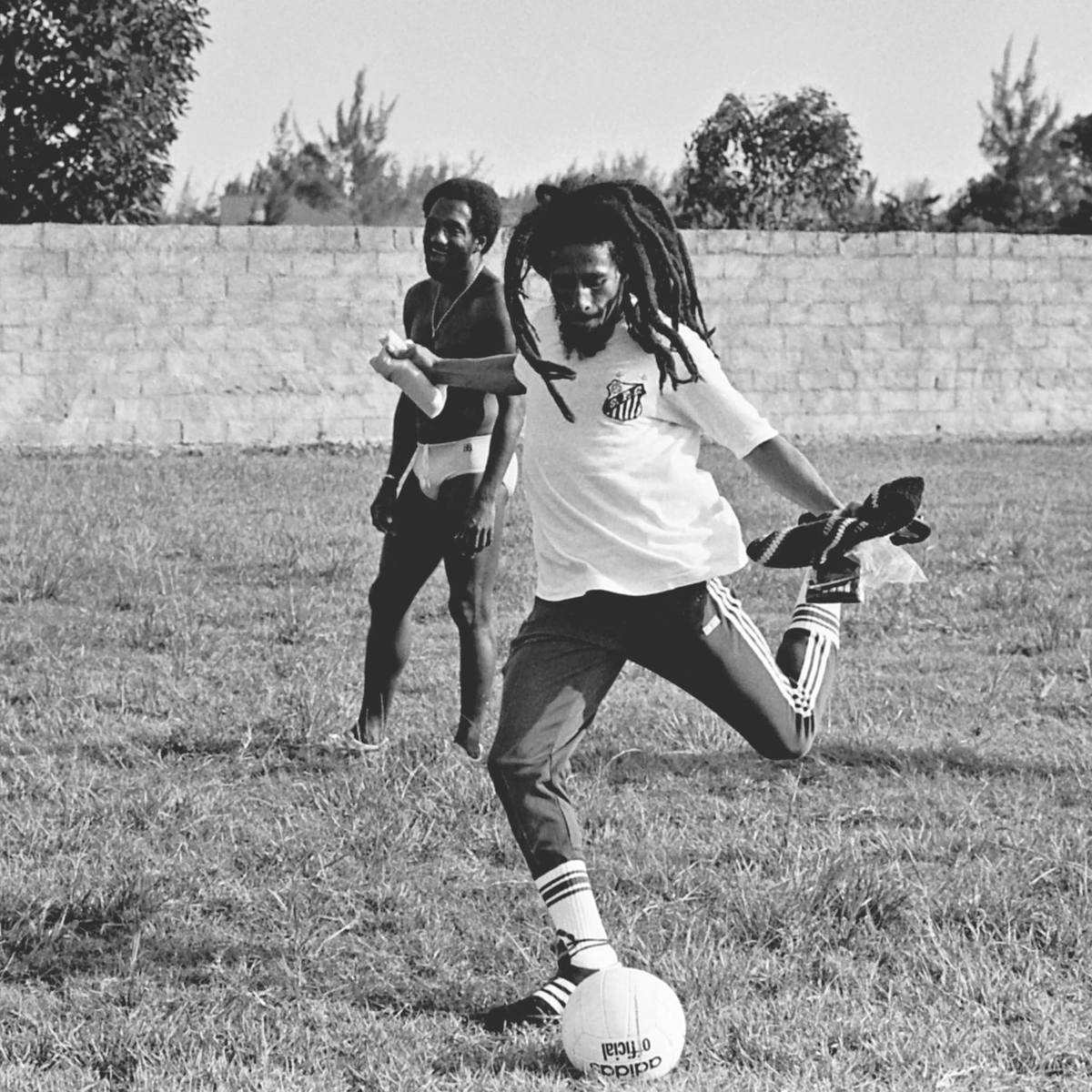 Bob Marley com a camisa do Santos, na visita ao Brasil em 1980