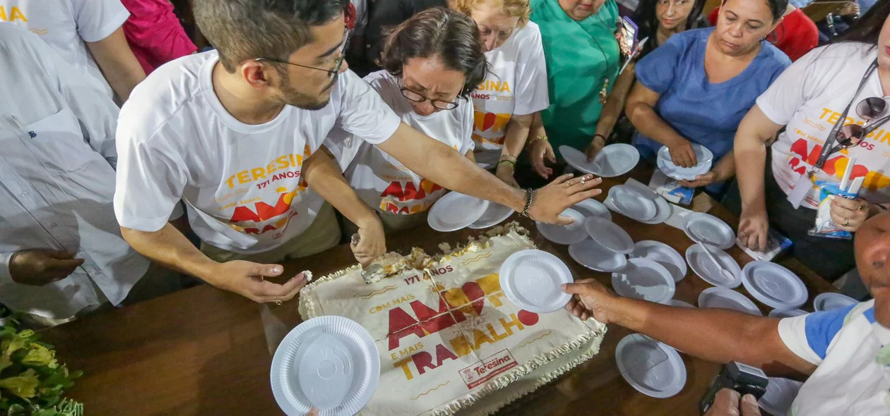 Bolo sendo partido para a população